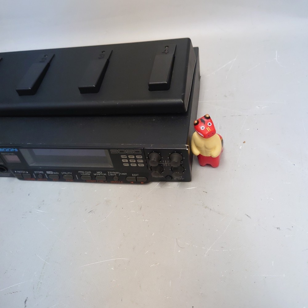 ZOOM 9050 Advanced Guitar Effects Processor with Foot Controller Working item