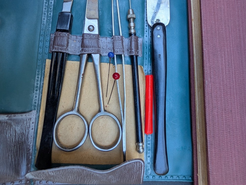 1960 era dissecting kit with closable plastic case