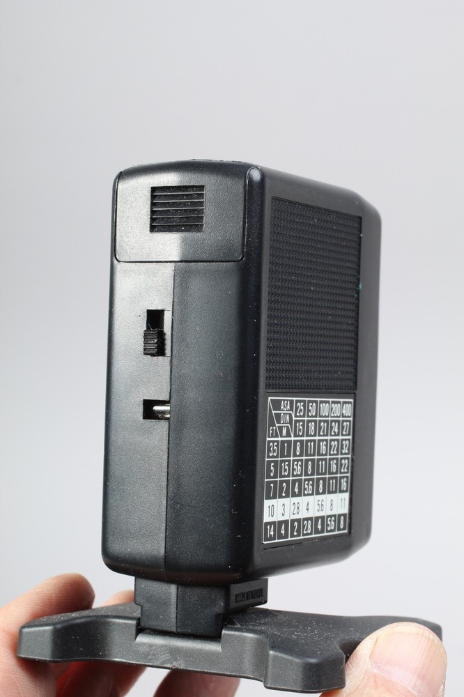 VIVITAR 200 FLASH IN THE BOX WITH INSTRUCTIONS CHECKED & WORKING