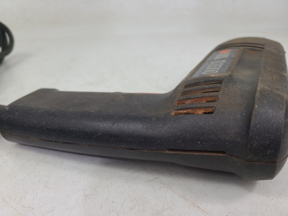 BLACK & DECKER D2000 3/8” REVERSING KEYLESS DRILL No. 7157 (TESTED)