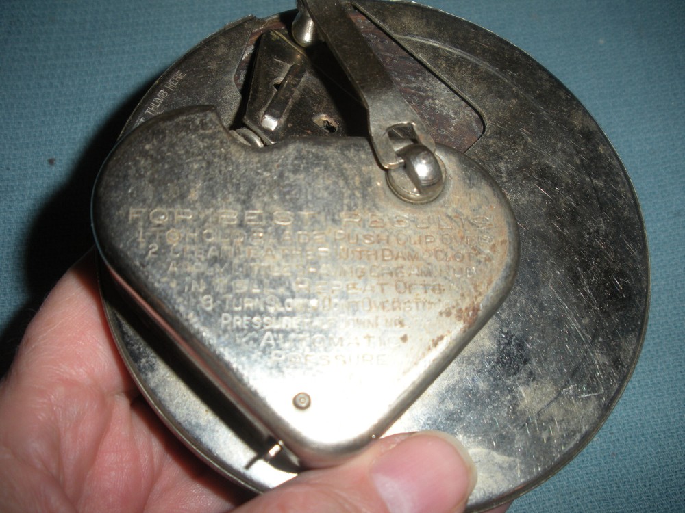 VINTAGE KRISS KROSS STROPPER RAZOR BLADE SHARPENER