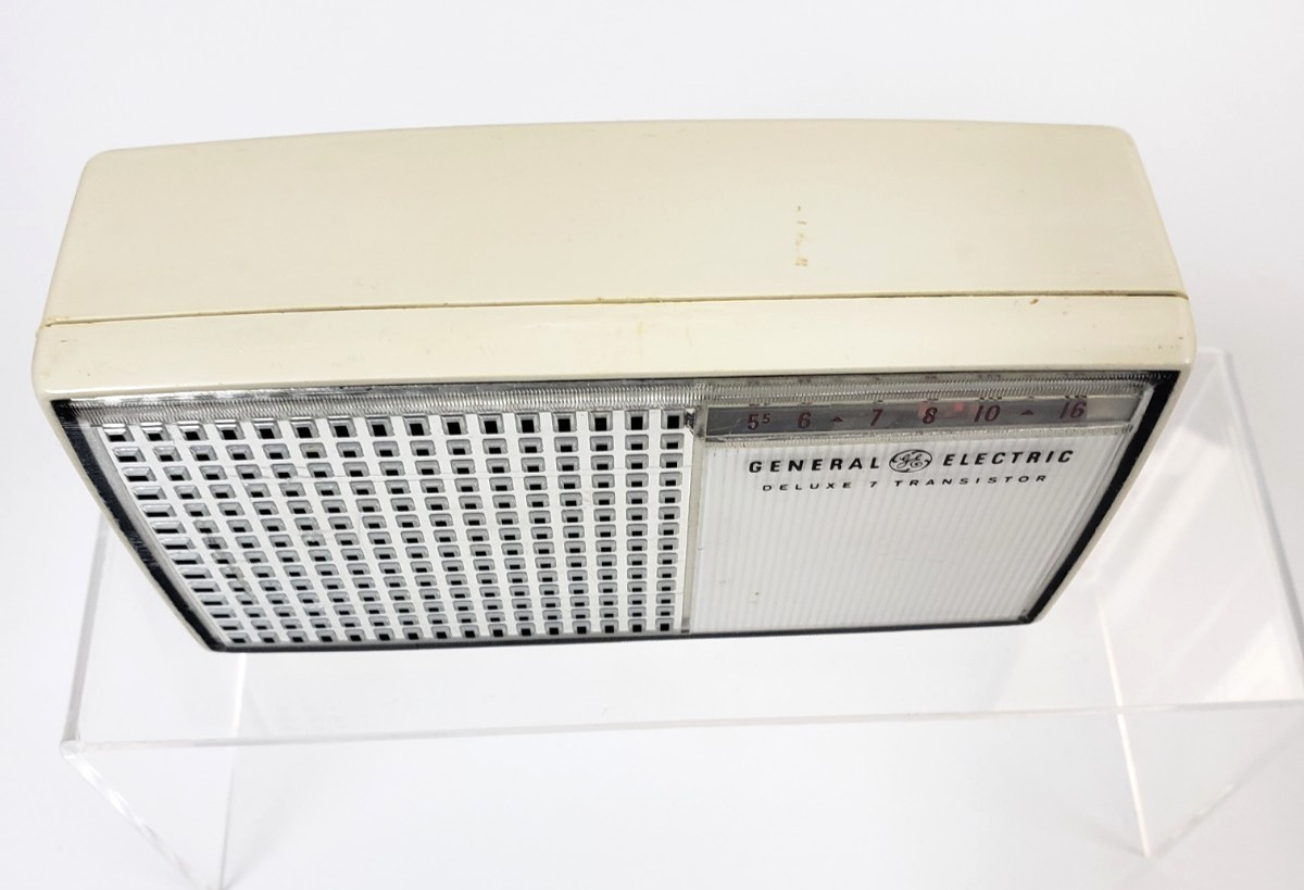 General Electric (GE) Deluxe 7 Transistor Radio Silver cream color UNTESTED
