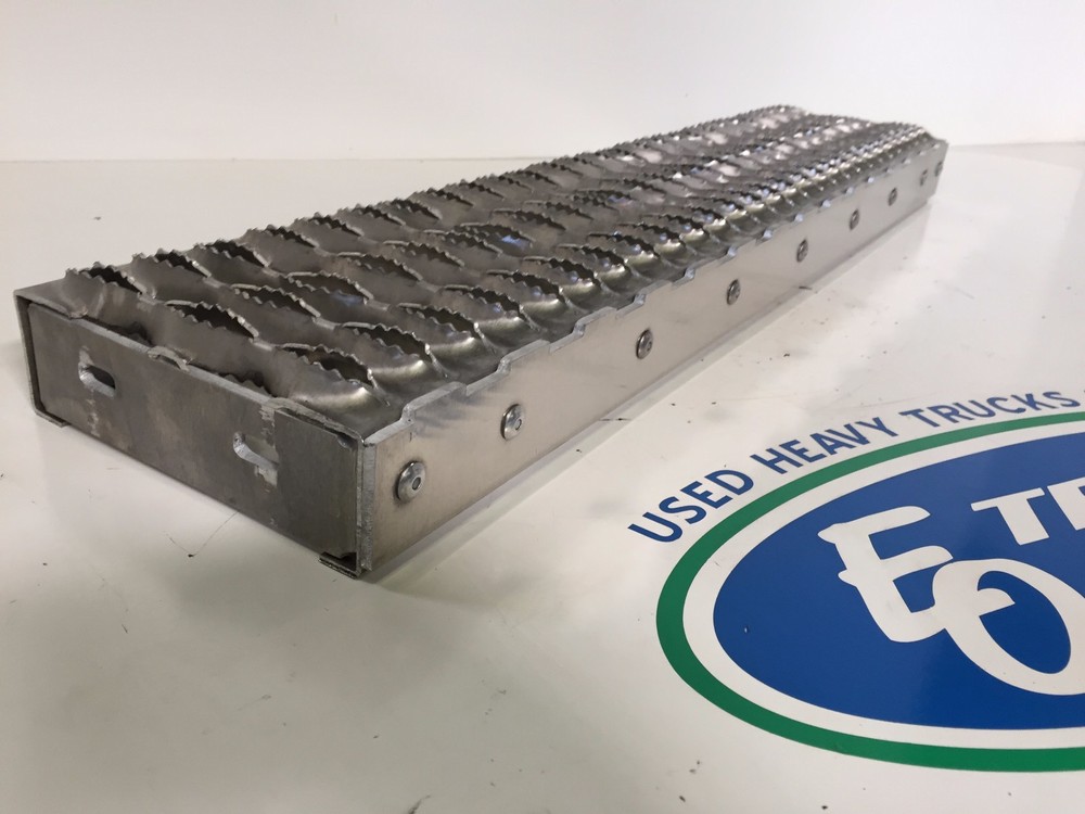 Peterbilt 579 Battery Box Lower Replacement Step - Heavy Duty 384 386 387