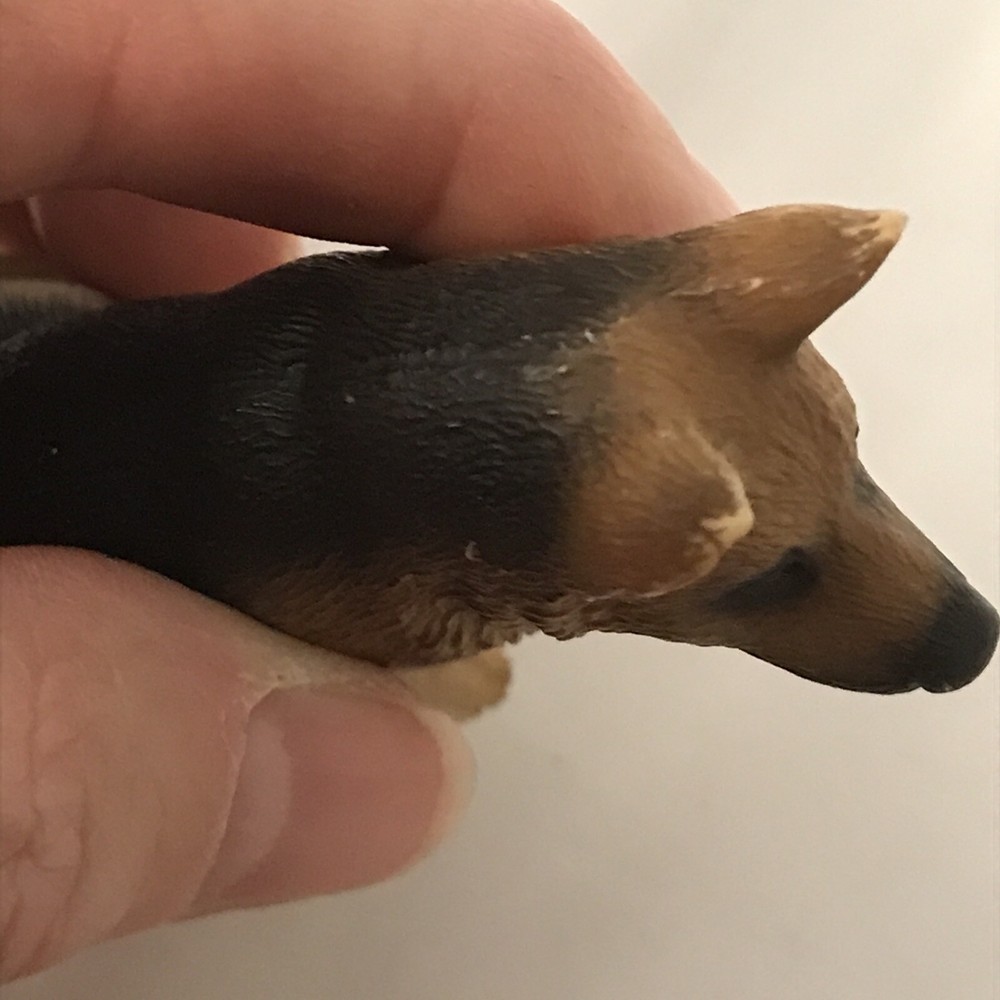Schleich Male Sitting German Shepherd