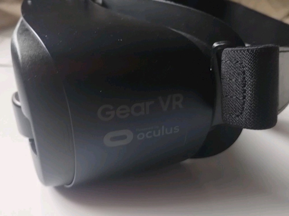Samsung Gear VR Headset with Oculus