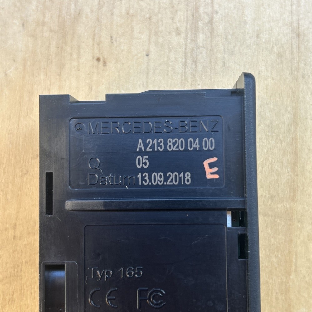 Genuine Mercedes OEM card reader USB connection module unit socket A2138200400