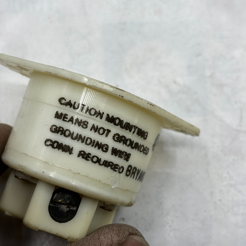BRYANT 4716 WHITE Nylon Receptacle 2 Pole 3 Wire Grounding🔔