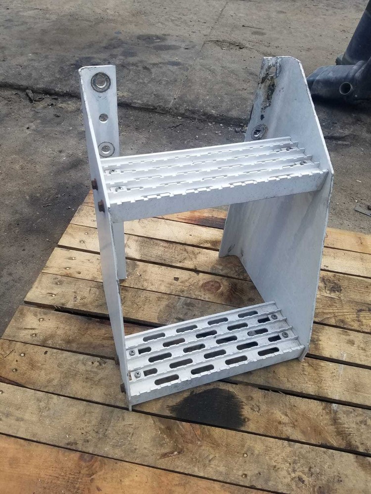 1998 INTERNATIONAL 9400 ALUMINUM STEP FRAME