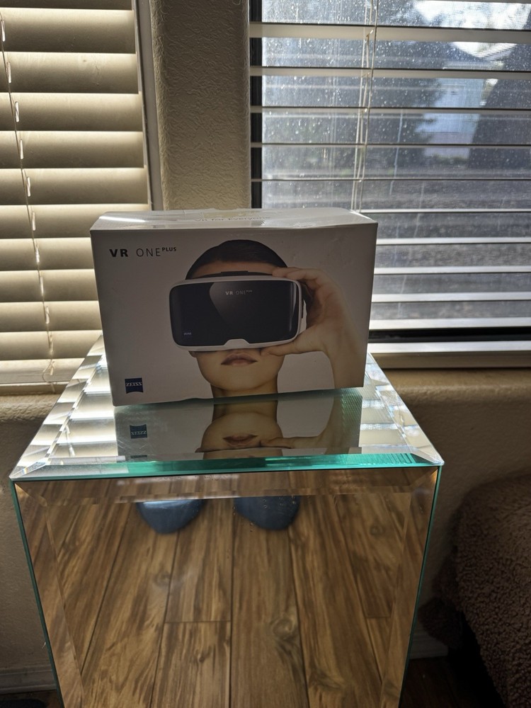 Zeiss - VR One Plus Headset - Virtual Reality Goggles