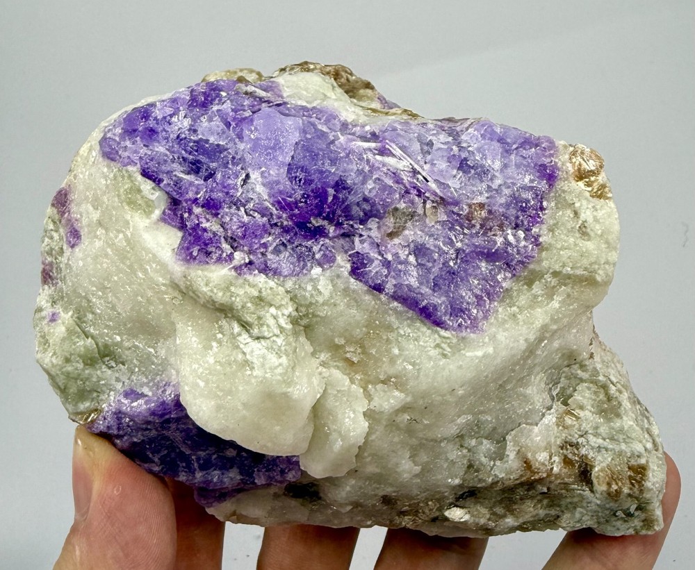 764 Gr. Fluorescent Sharp Tenebrescent Hackmanite With Forsterite and Mica @Af