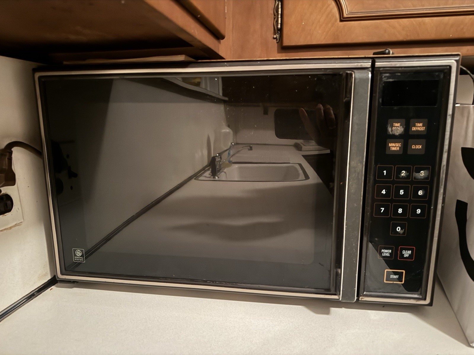 Vintage 1987 GE General Electric Model JE2821 001 Microwave Oven WORKING GREAT!