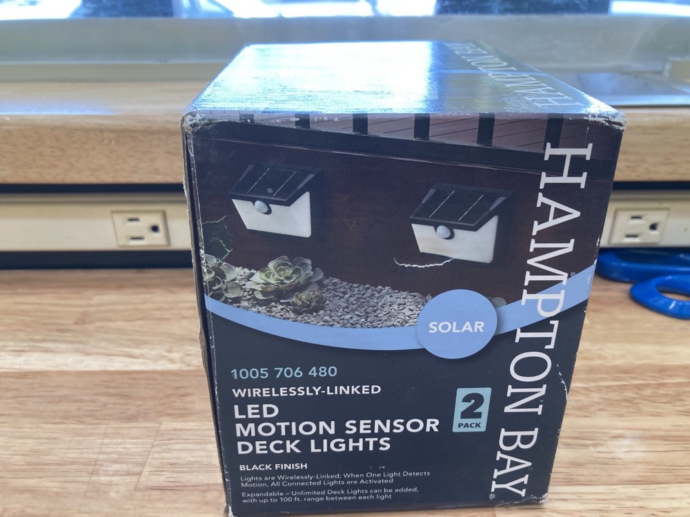 HAMPTON BAY WIRELESSLY-LINKED SOLAR 300 LUMENS-LED MOTION SENSOR DECK LIGHTS-NEW
