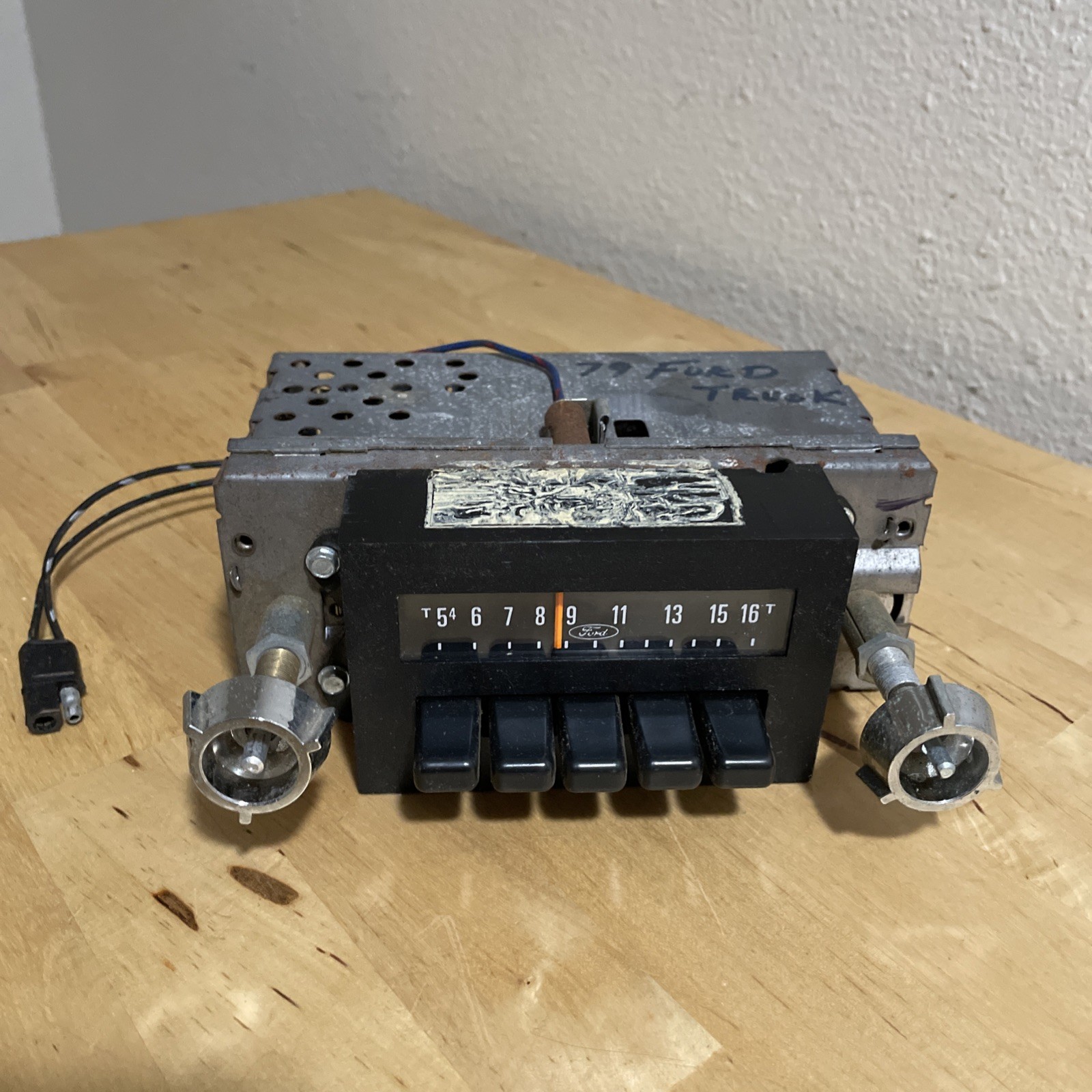 VTG 1973-1979 FORD TRUCK AM/FM Stereo Radio Model # D9TF-18806-AA Excellent