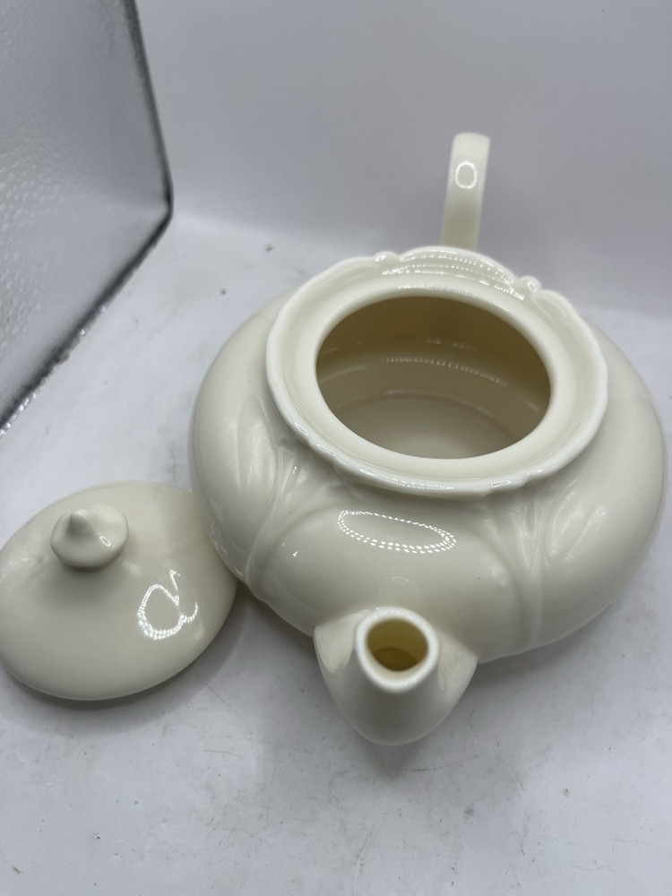 Vintage Ivory Ceramic Teapot with Unique Loop Handle – Elegant Leaf Pattern
