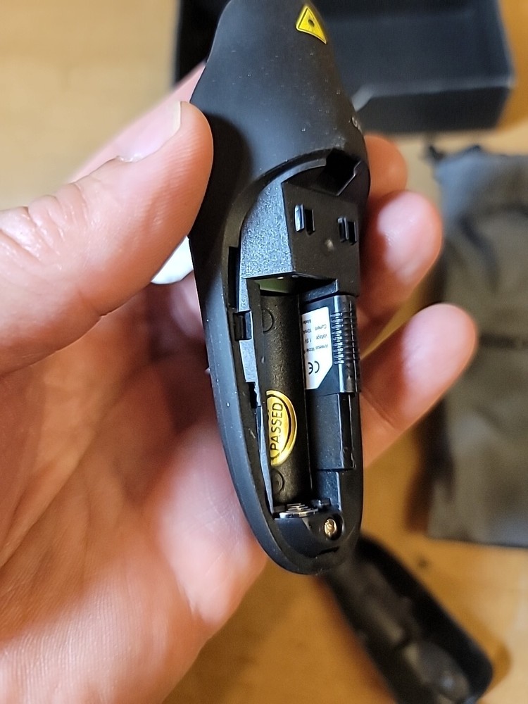 Beboncool Model D100 Wireless Presenter With Laser Pointer + bag