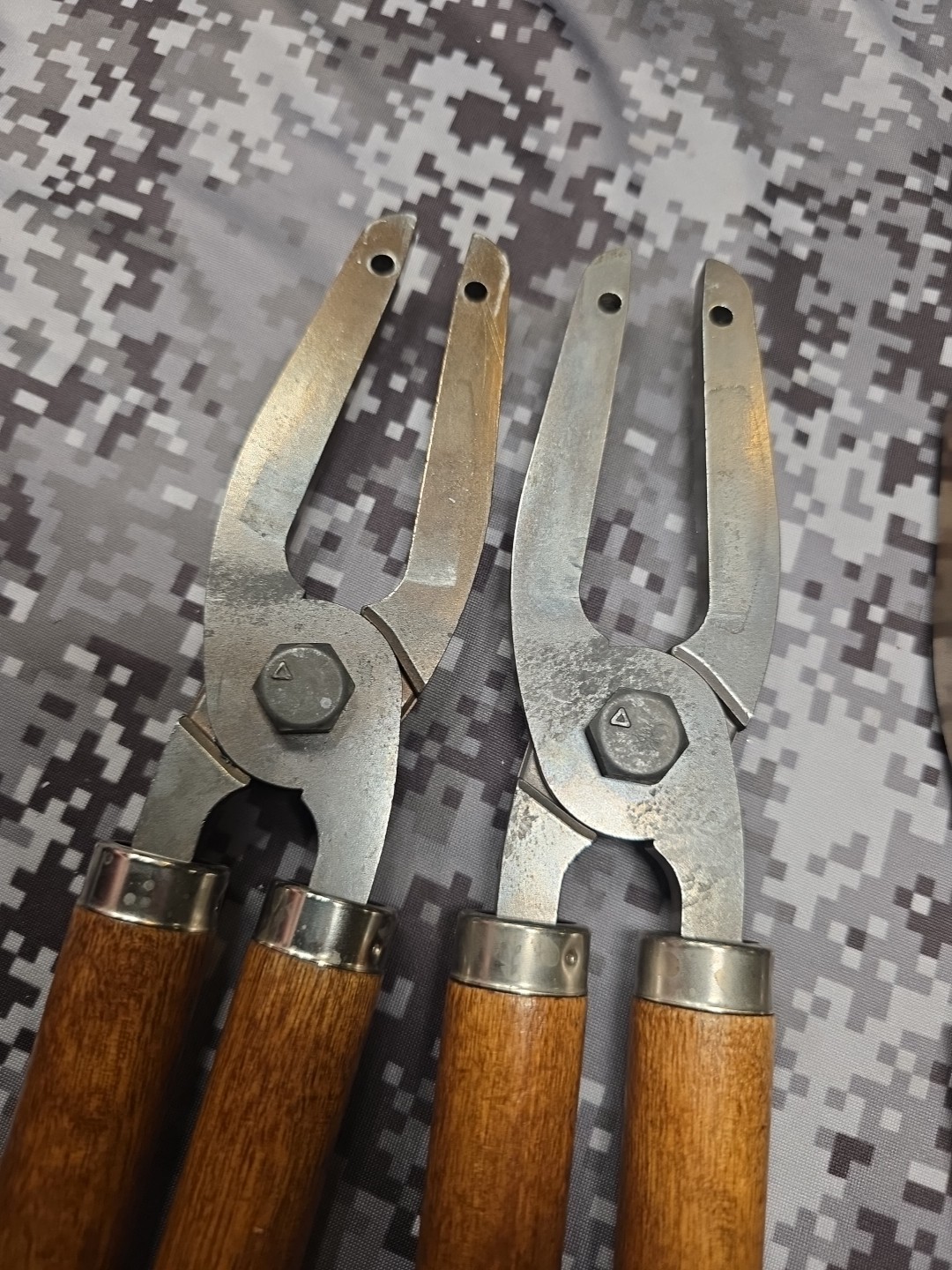 1 SET OF LEE 6 CAVITY BULLET MOULD HANDLES LEAD MOULD HANDLE ONE HANDLE