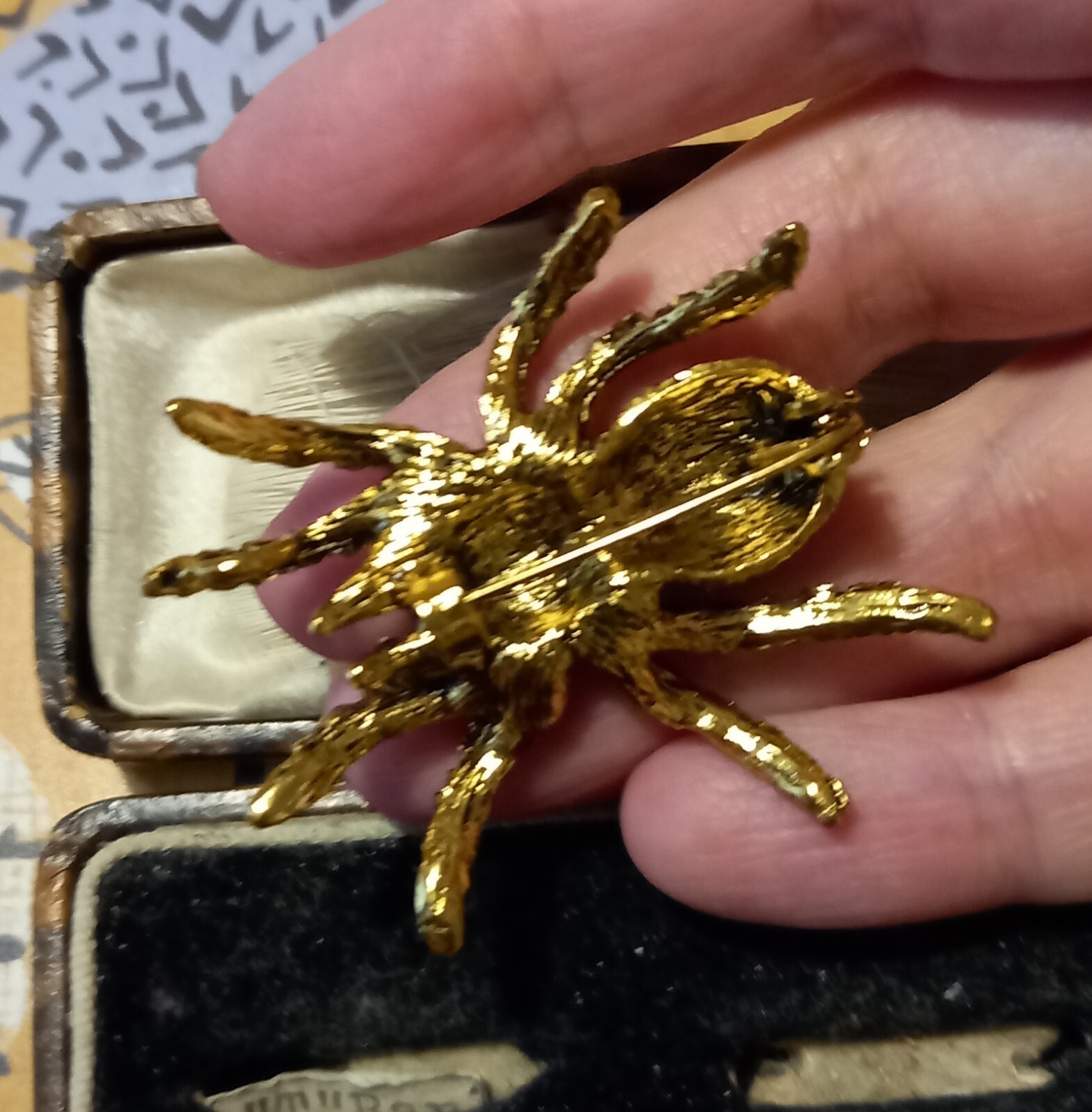 VINTAGE STYLE SPIDER BROOCH CRYSTAL RHINESTONE OPALESCENT BEIGE BODY SPARKLY