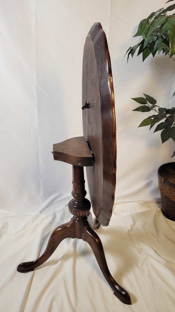 Antique Pie Crust Tilt Top Table Cherry / Mahogany Side Table