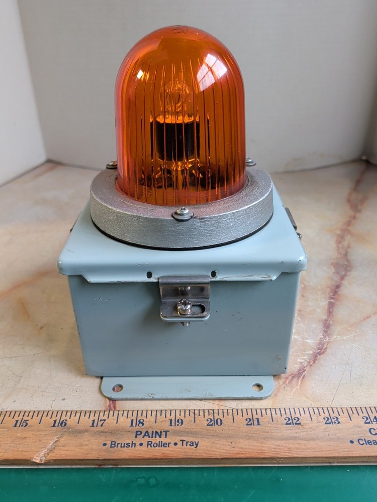 MILL SPECIALTIES POWER STROBE 3000 STROBE LIGHT