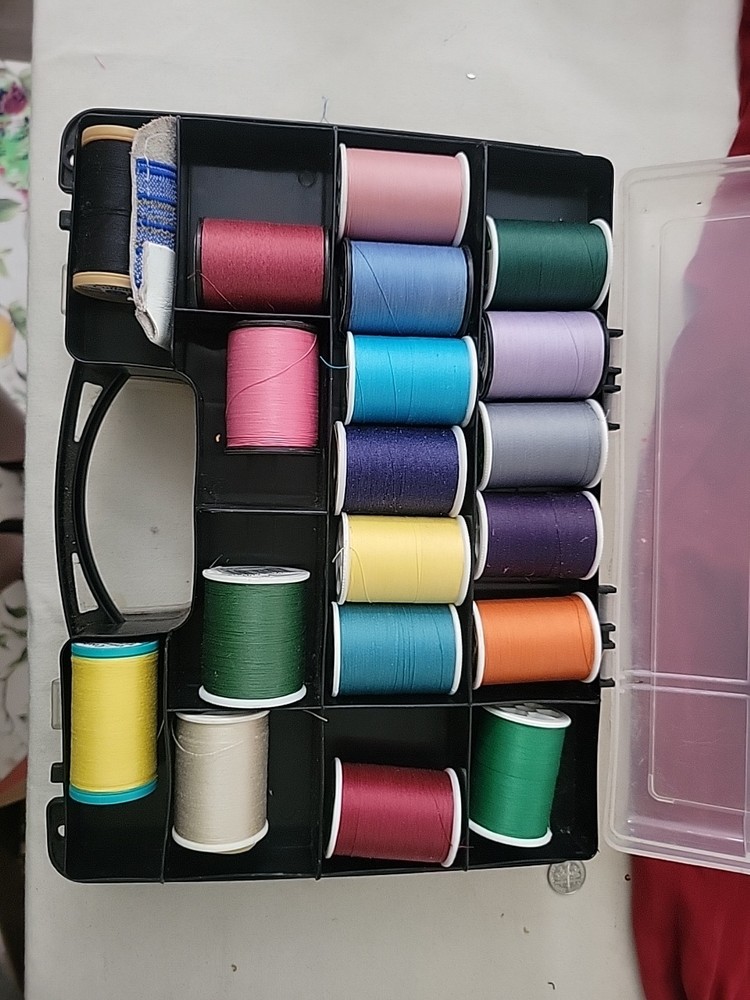 Hand quilting Threads, Needles, Thimble And Carrying Case