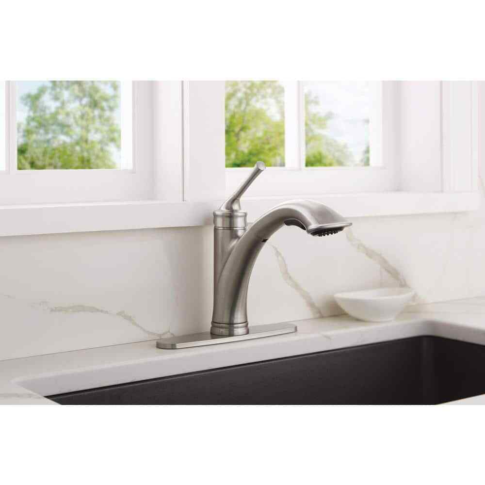 Glacier Bay Hemming Single-Handle Pull-Out Sprayer Kitchen Faucet w/Deckplate