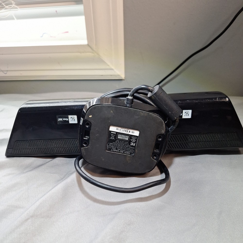 Kinect Microsoft XBOX 360 Model 1414 Sensor Bar W/ Kinect Adventures Game