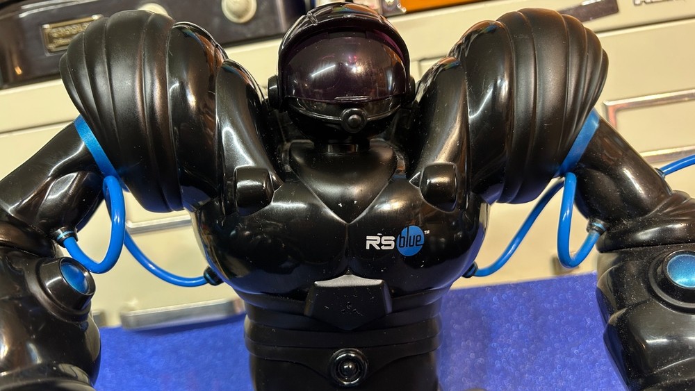 WowWee Black Robosapien RS Blue Interactive Robot Powers On (but no remote) FL