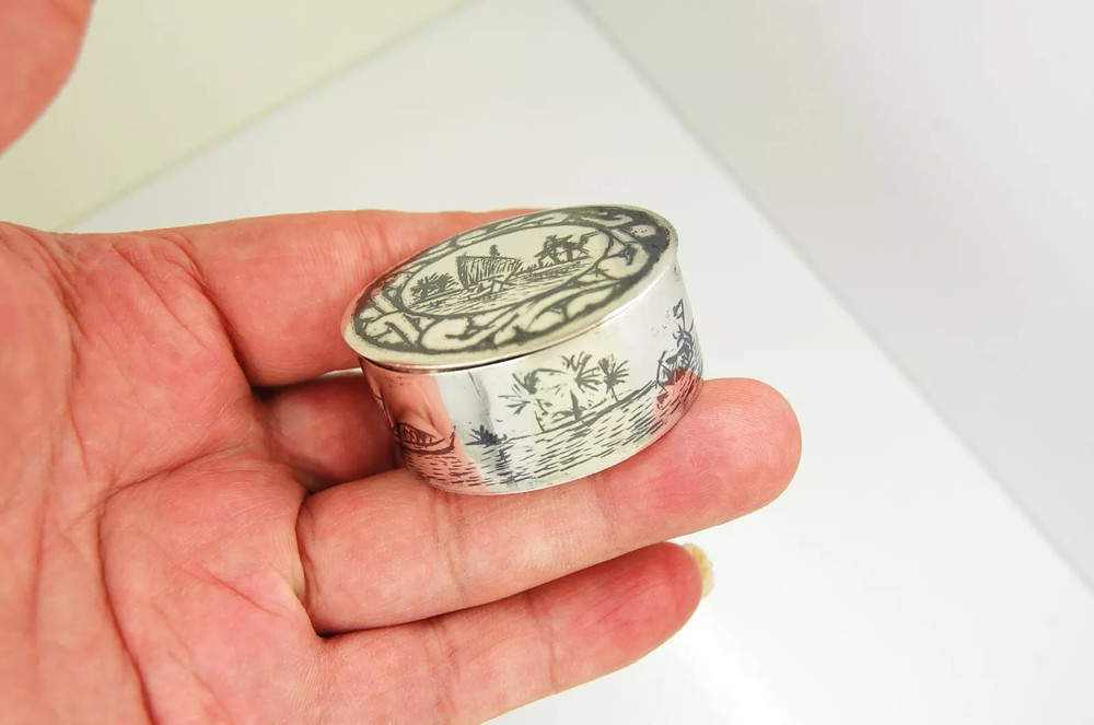 VINTAGE STERLING SILVER ARTISAN MADE SEA PLOT OVAL SHAPE SNUFF / PILL BOX