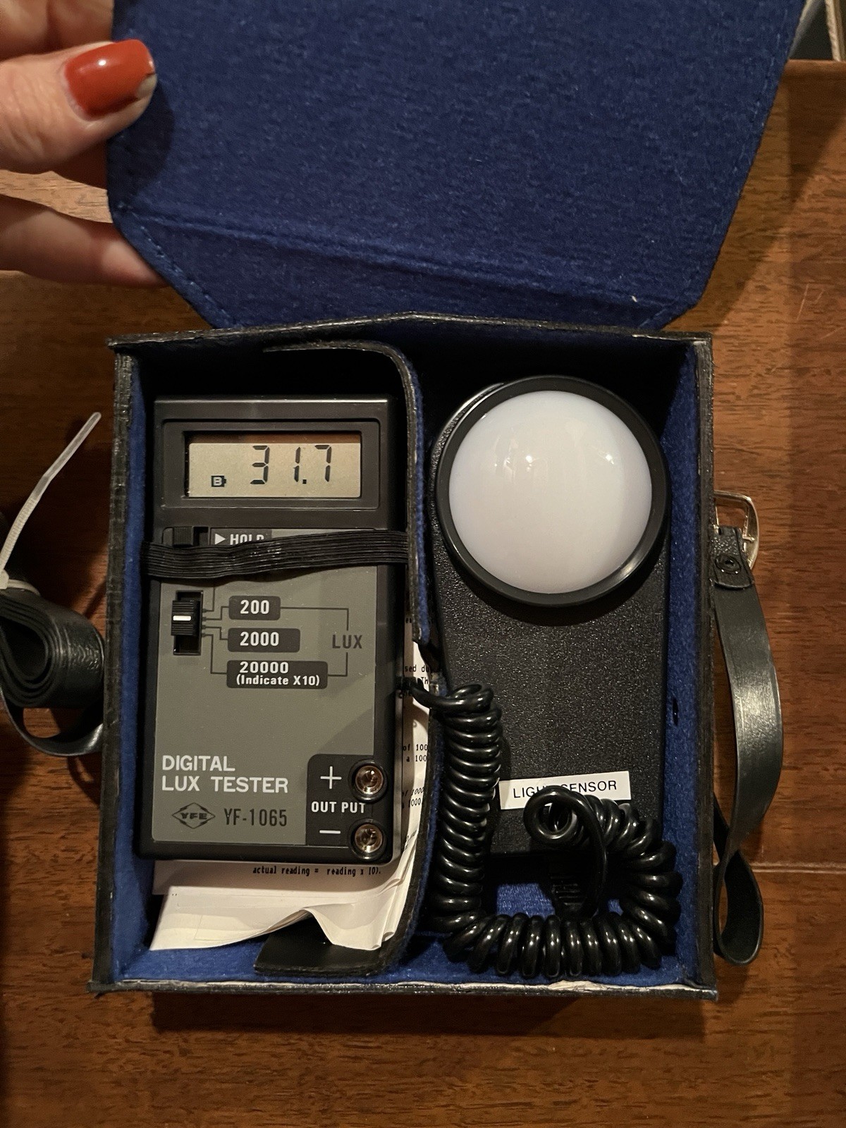Digital Light Meter model YF-1065 - Lux Tester. Bag and instructions.
