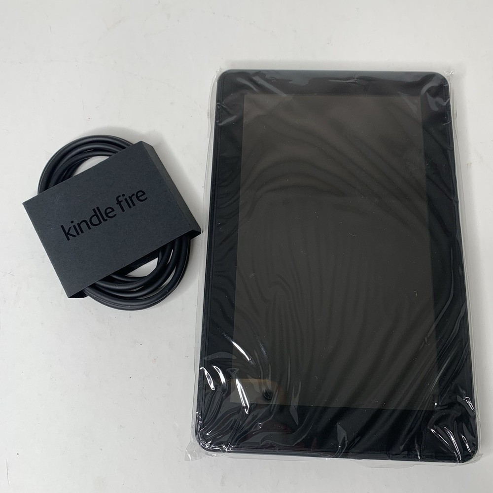 Amazon Kindle Fire With Charger No Case Model D01.400 8GB Bundle New