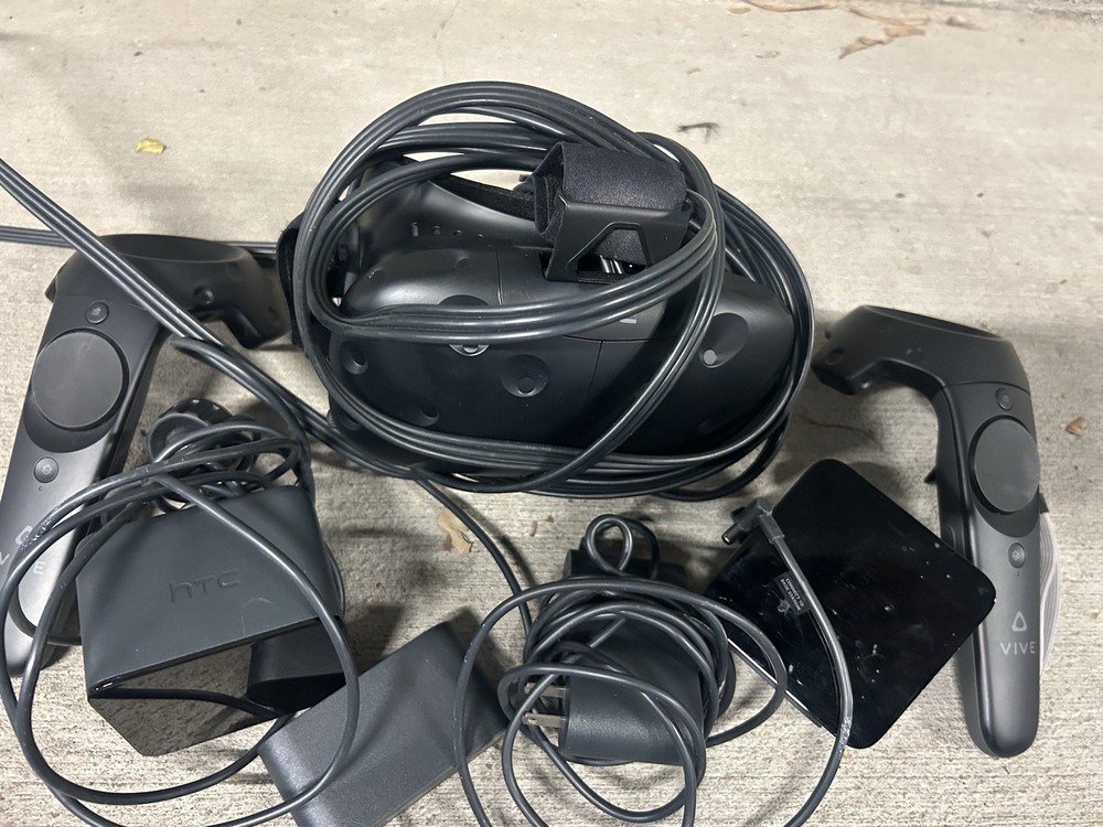 HTC Vive VR Headset Complete Set Full Kit System Steam VR PC Virtual Reality