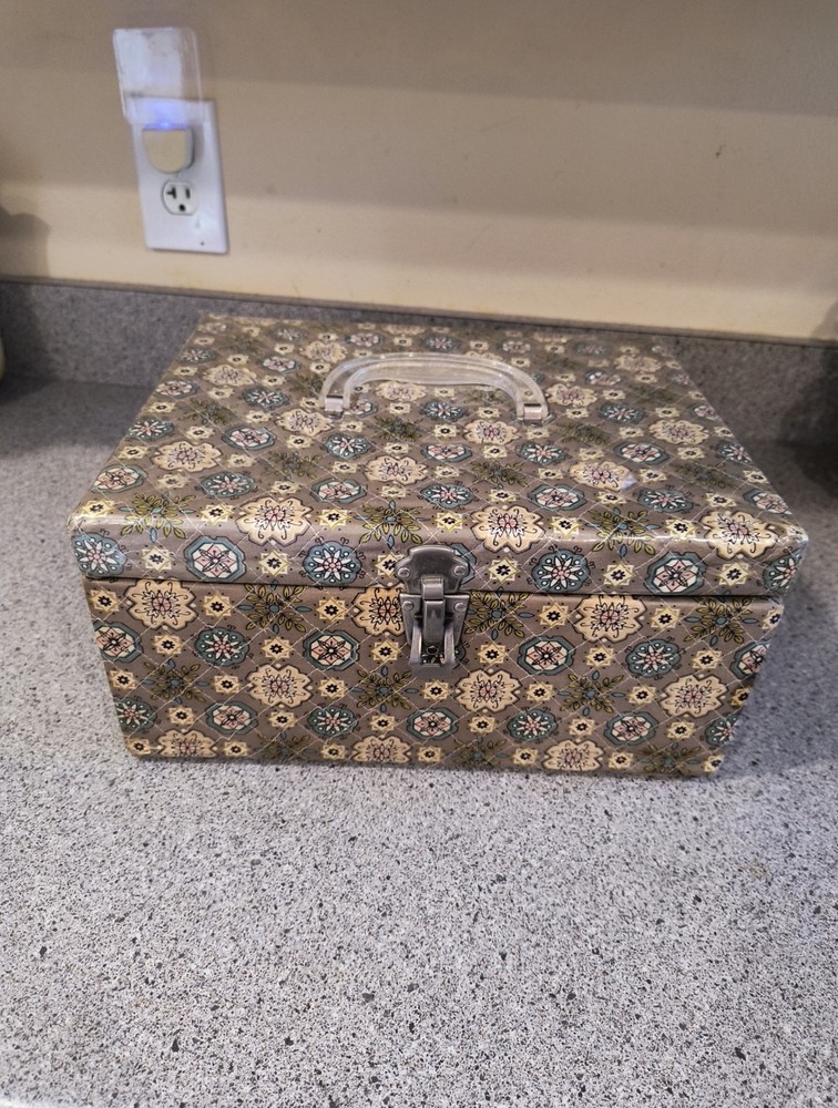 Vintage Quilt Pattern Sewing Box Hinged w/Removable Tray, 70+ Seam Binding Trim