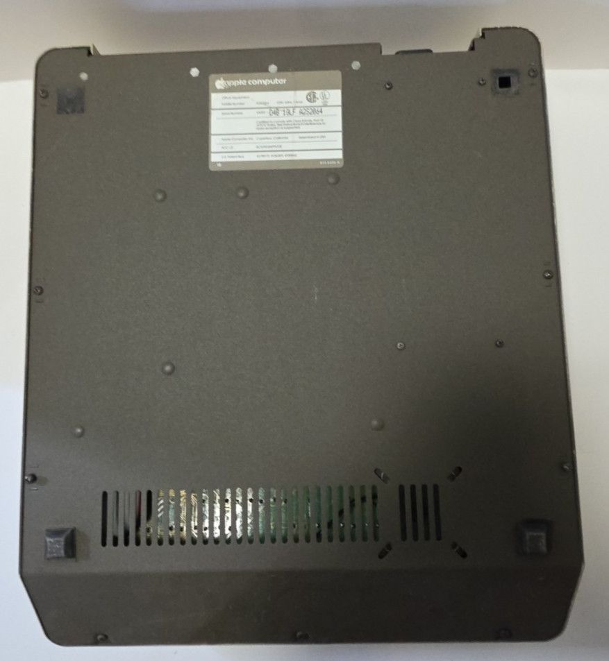 Apple IIe A2S2064 Vintage Personal Computer FOR Parts Or Repair - powers on