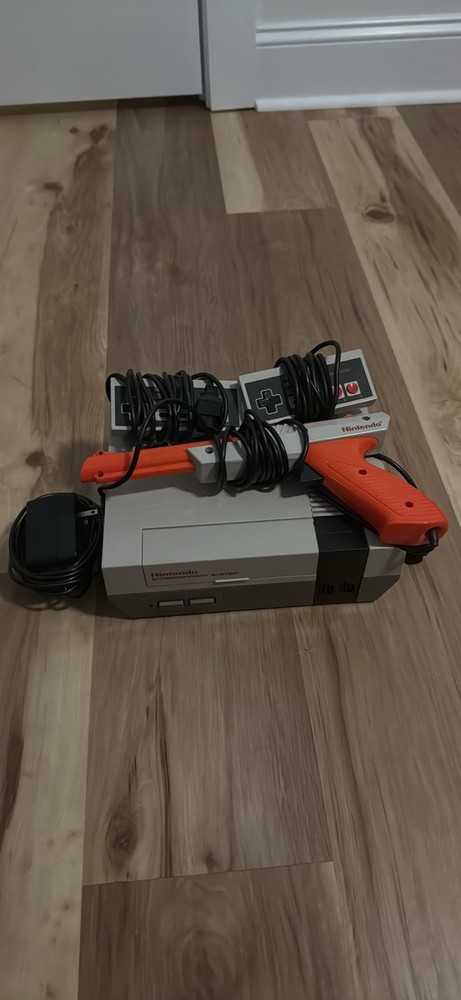 NES System Console / 2 Controllers / 1 Zapper / 4 Games / Read Description