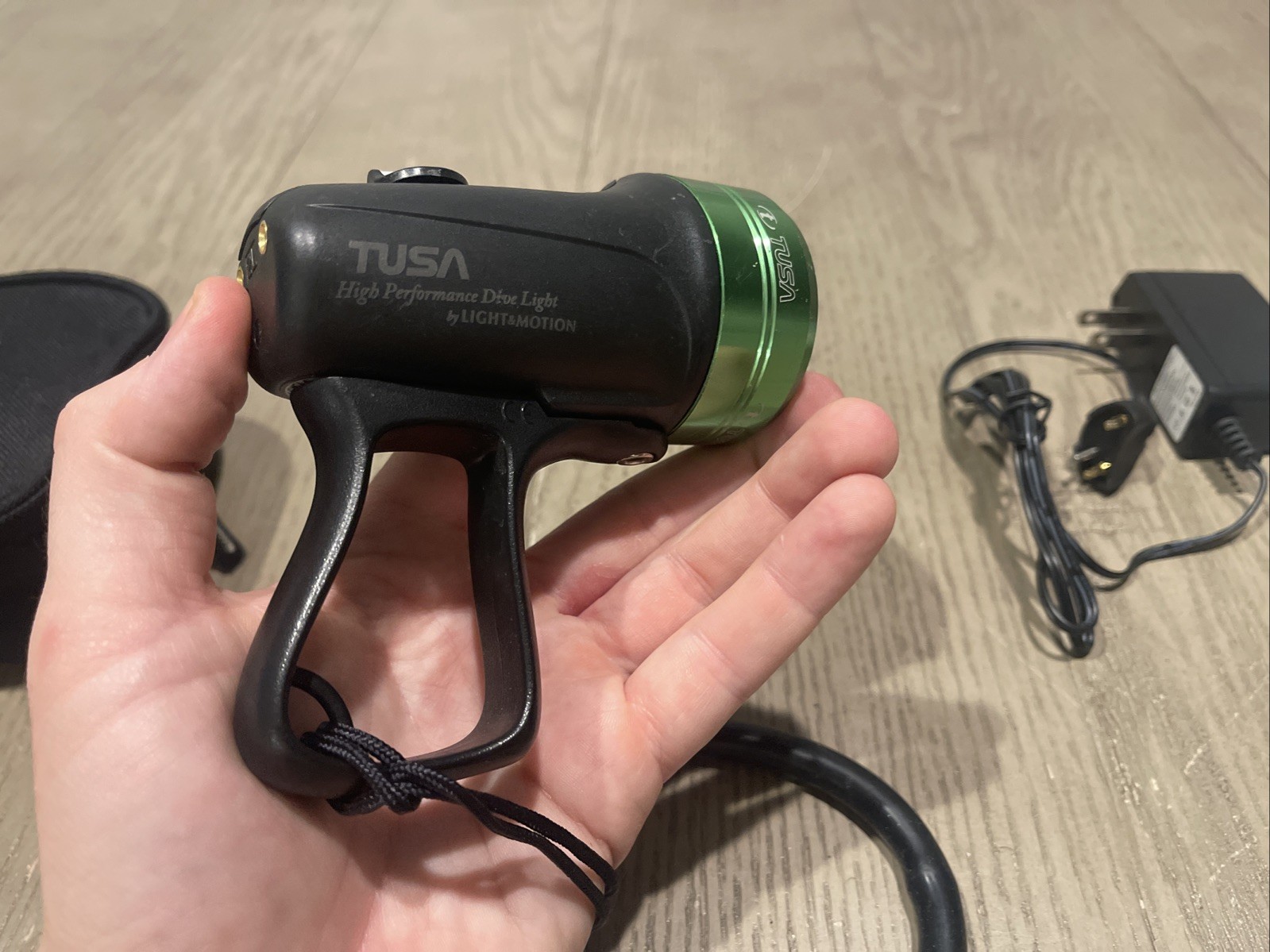 TUSA TUL-600 LED Dive Light With Case, Charger, and Manual