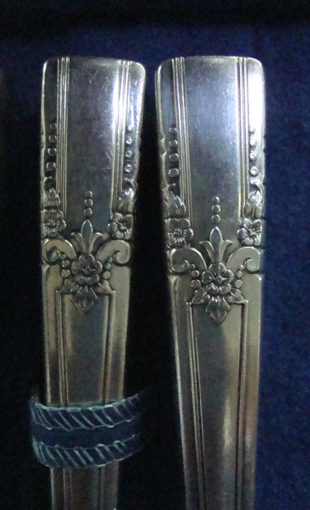 WM A Rogers Oneida Artistic Silverplate 16 Piece Dinner Knives Forks with Case