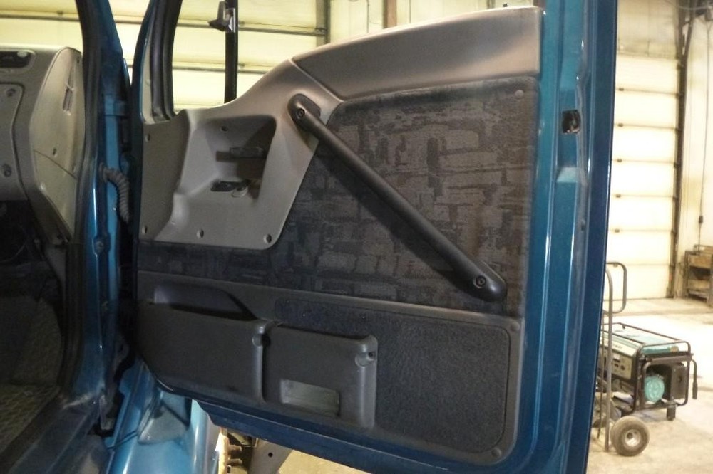 For 2000 FORD LT9522 DOOR ASSEMBLY Right , MN
