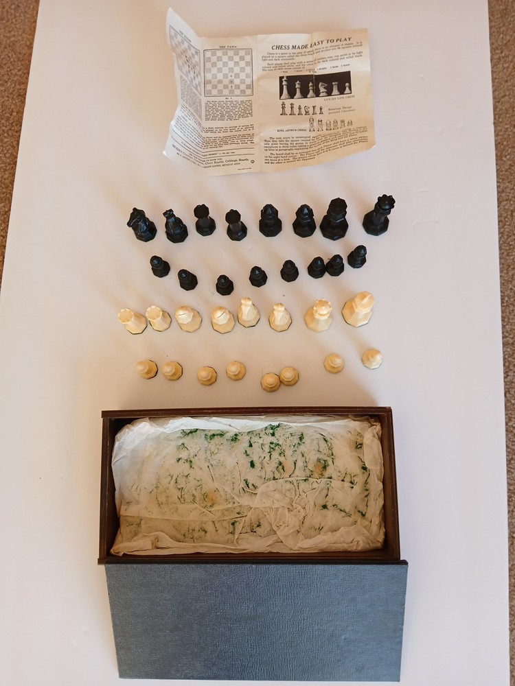 Vintage Drueke Chess Set Model 22