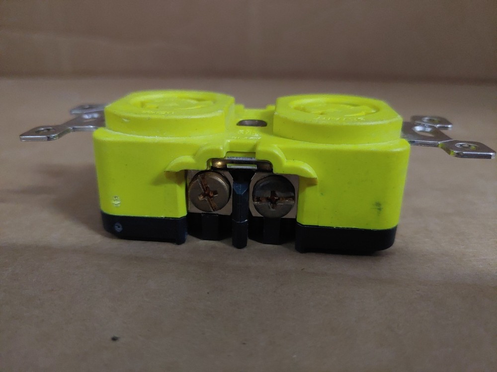 MARINCO *NEW* 15 AMP LOCKING DUPLEX RECEPTACLE #4700CR