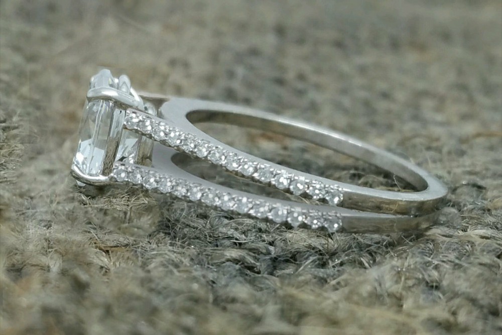 2.7Ct Oval Cut Simulated Diamond Split Shank Solitaire Ring White Gold Plated