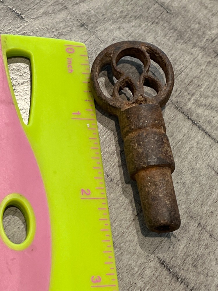 Georgian rustic iron padlock openwork bow key 080124@