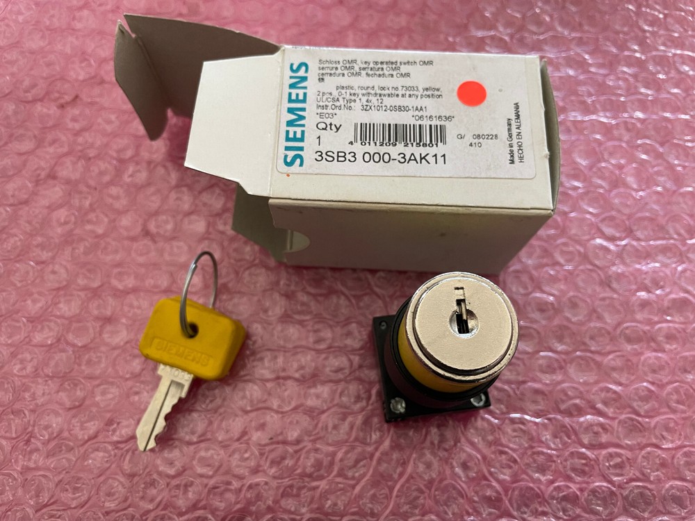 Siemens 3SB3000-3AK11, 2 Switch Positions O-I, Locking Unused Original Packaging