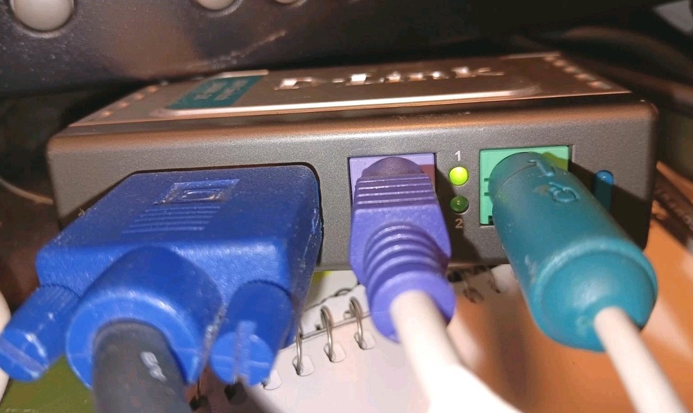 D-Link DKVM-2K 2- Port KVM Switch with Cables. PS/2 Connectors. Multi PC .