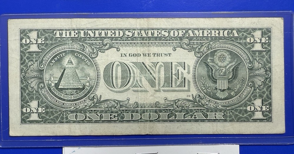 Series 2017 $1 Error Note - Ink Well Contamination / Mismatched Serial Color.