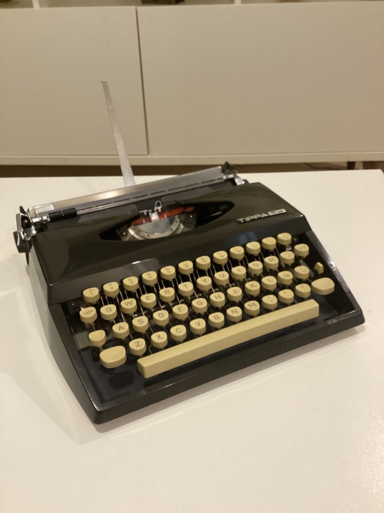 TRIUMPH TIPPA S. TYPEWRITER CURSIVE TYPEFACE. SPANISH LAYOUT. GERMANY 1969.