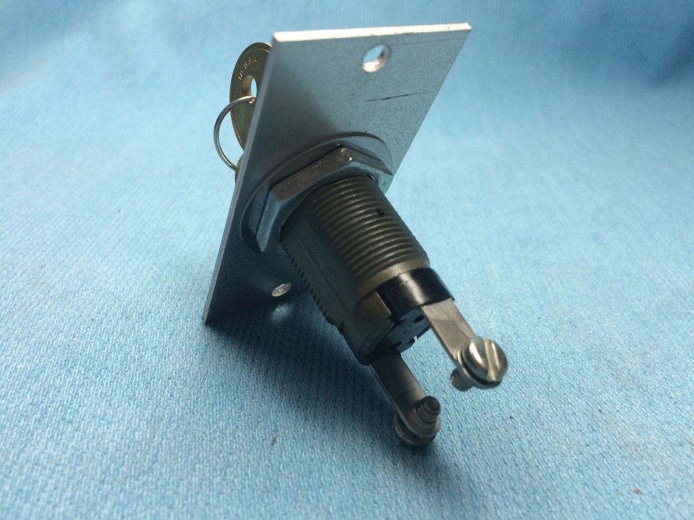Hudson Switch Lock with Mounting Bracket - Momentary
