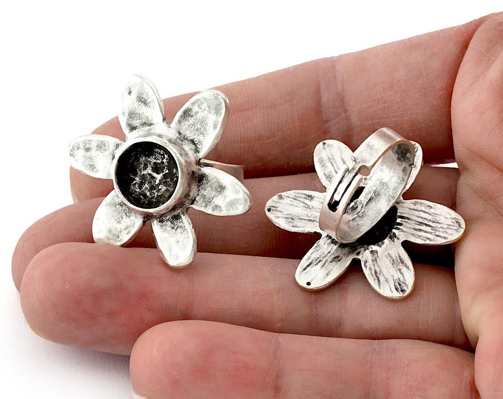 Daisy Flower Ring, Adjustable, Round Blank Bezel Antique Silver Plated 5349