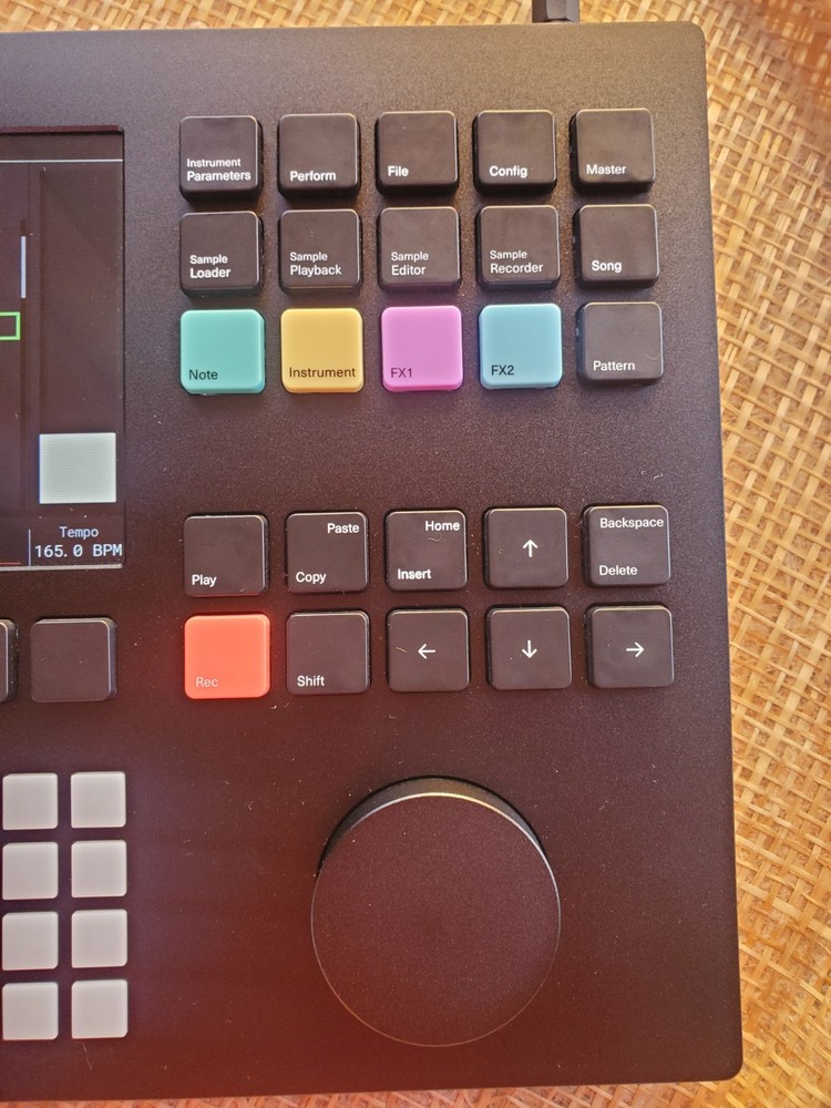 Polyend Tracker *MINT* Sequencer sampler MIDI workstation wavetable synthesis