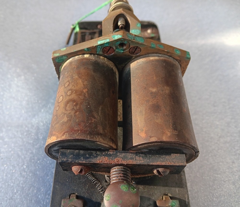 J.H. Bunnell & Co. NY 150 Ohms Telegraph Relay Metal Base RR Original Badge 1920