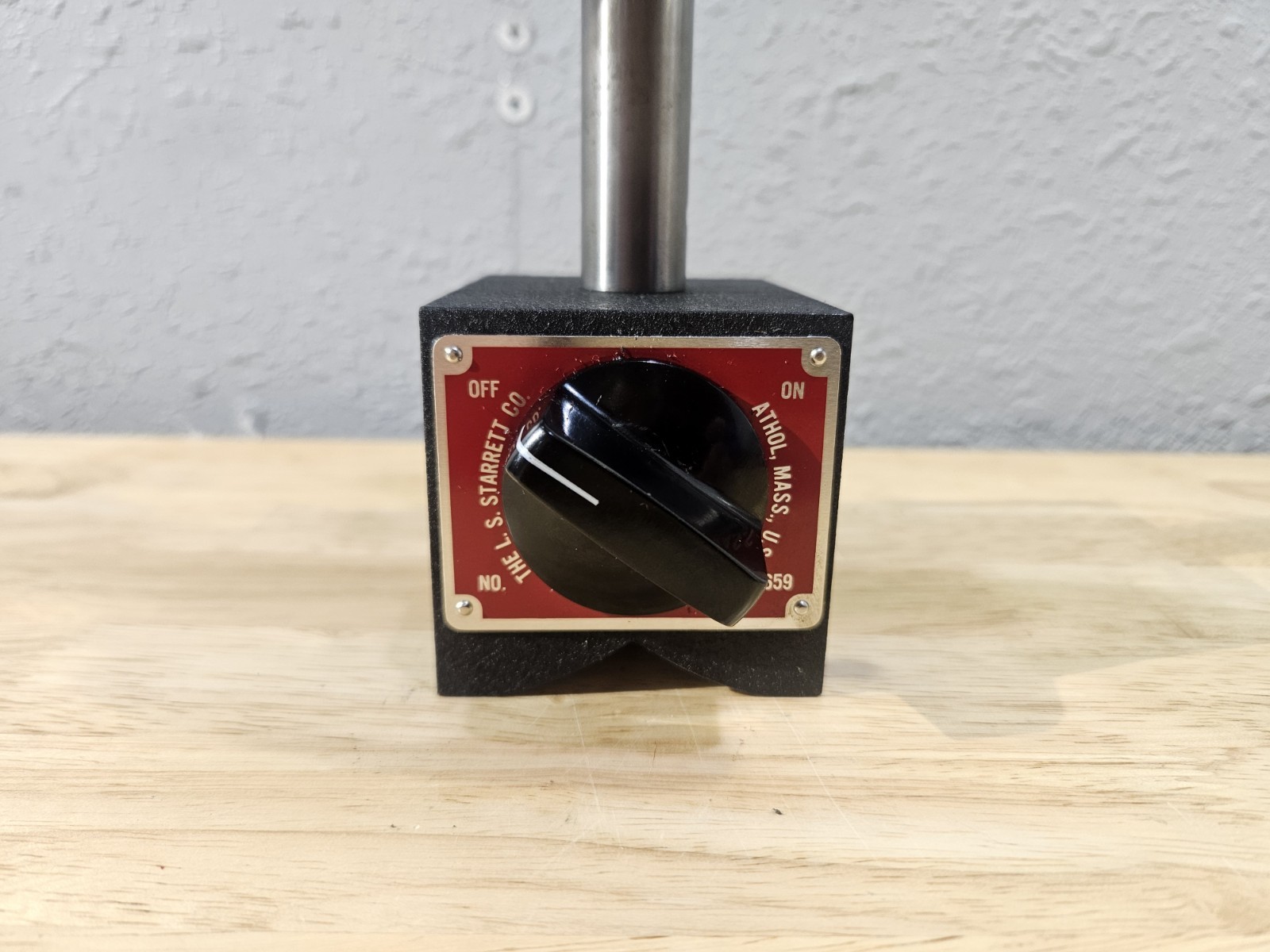 Starrett No. 659 HEAVY DUTY magnetic base with No. 25-131 dial indicator